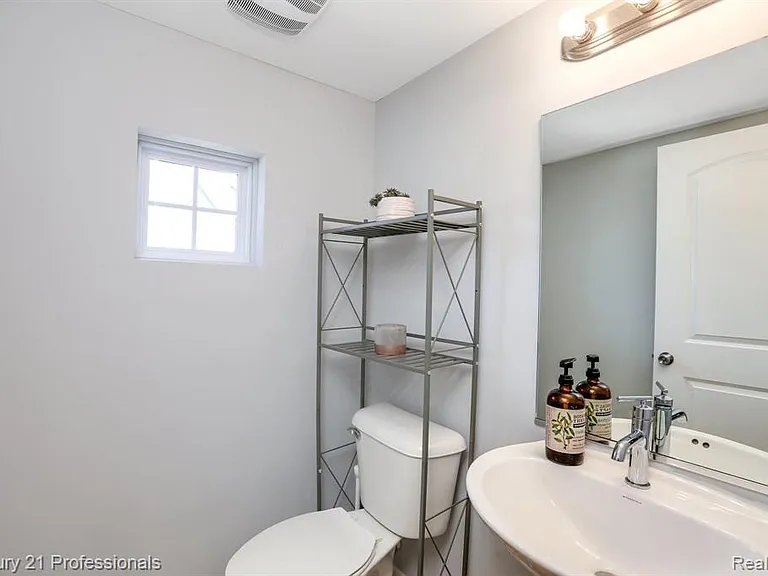 67 Kalter Dr — Photo 10