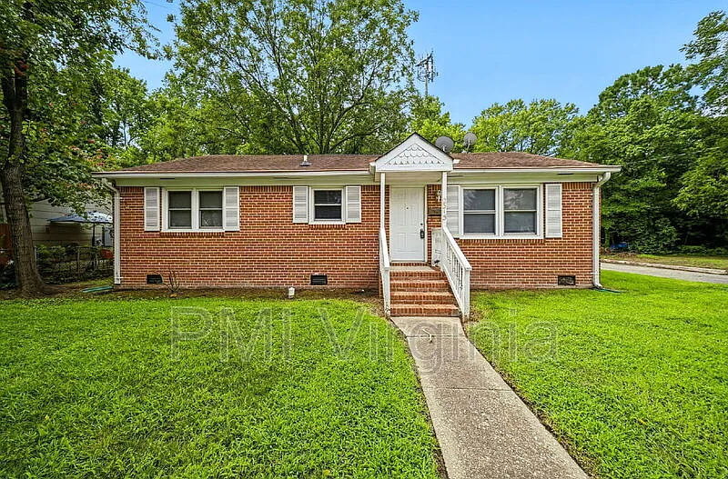 3 bed, 1.0 bath, 1120 sqft, $1,700 — Photo 1