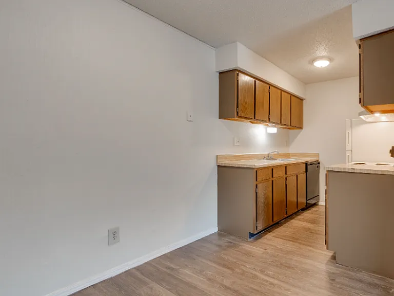 Quail Hollow Apartments — Photo 23