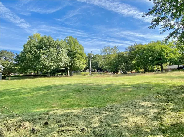 Paradise Ln, Huntsville, AR 72740