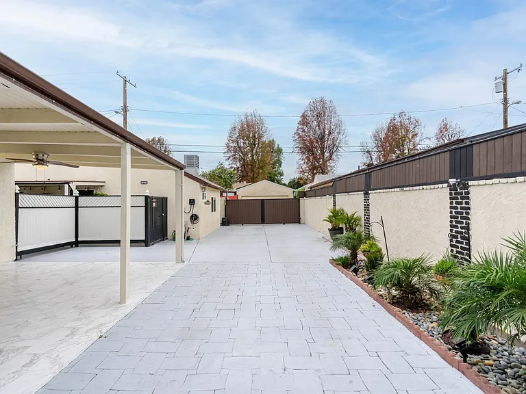 6539 Coldwater Canyon Ave — Photo 23