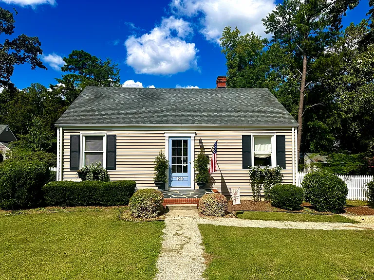 1210 Foxcroft Rd — Photo 2
