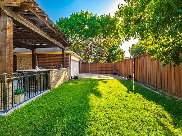 8412 Pioneer Dr — Photo 26