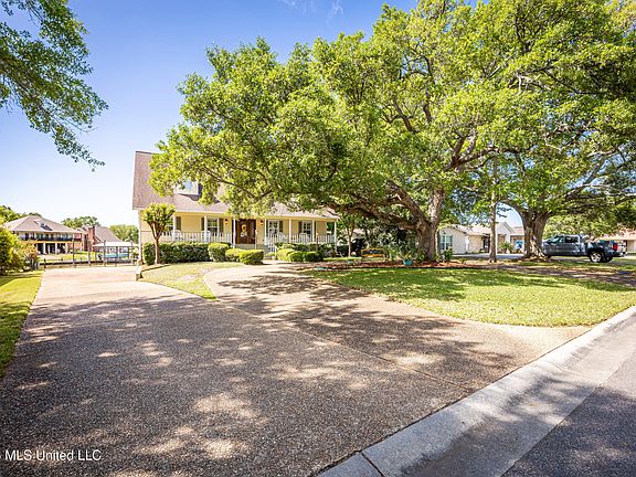 3rd image of 726 Live Oak Dr