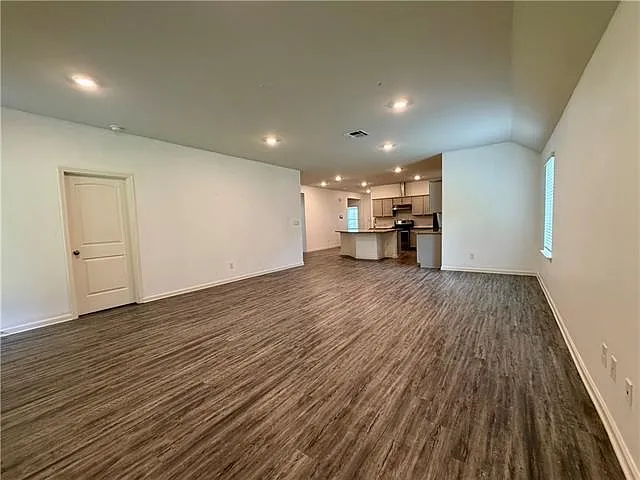 4 bed, 2.0 bath, 2079 sqft, $2,400 — Photo 4