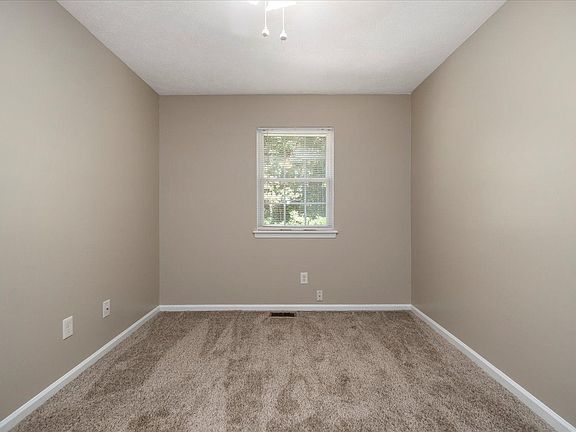 3rd image of 1658 Skiffes Creek Cir