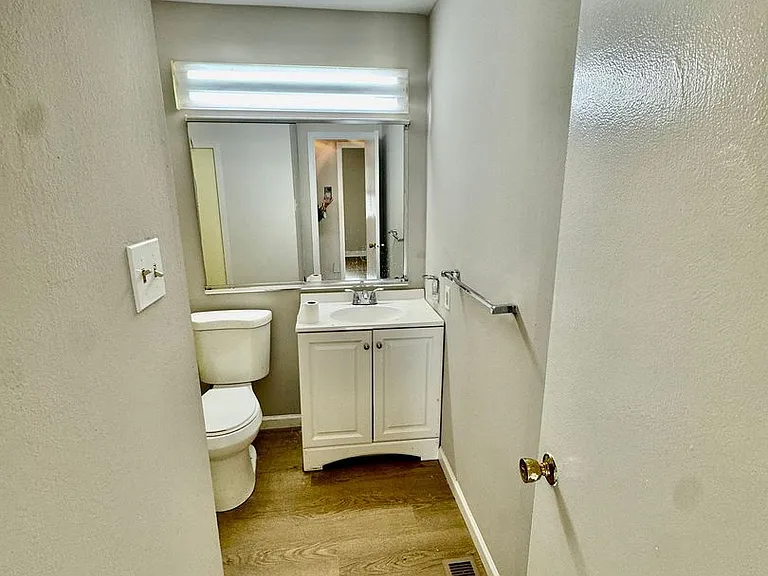 77 Executive Ln — Photo 20