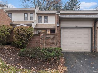 360 Willow Grove Ln, Rochester, MI 48307
