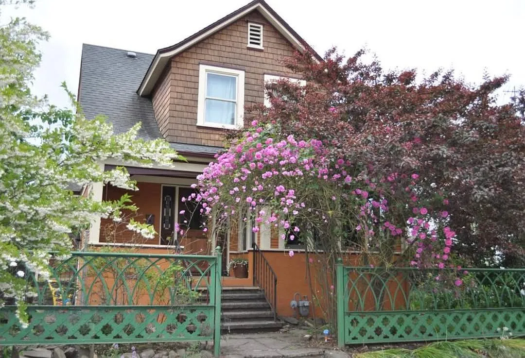 3 bed, 2.5 bath, 2200 sqft, $1,000 — Photo 1