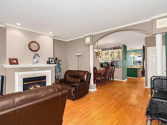 3rd image of 763 NW Juniper St #763