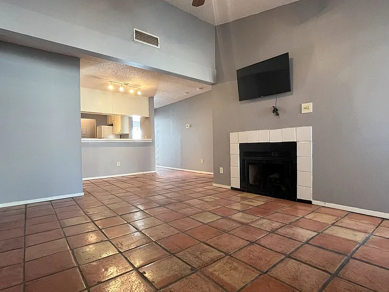 806 W 24th St #303 — Photo 4