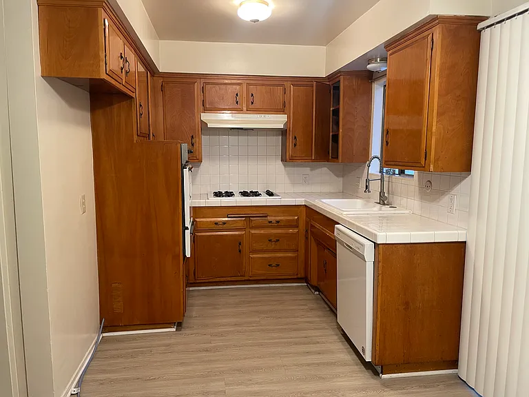1161 Linden Ave #1 — Photo 7