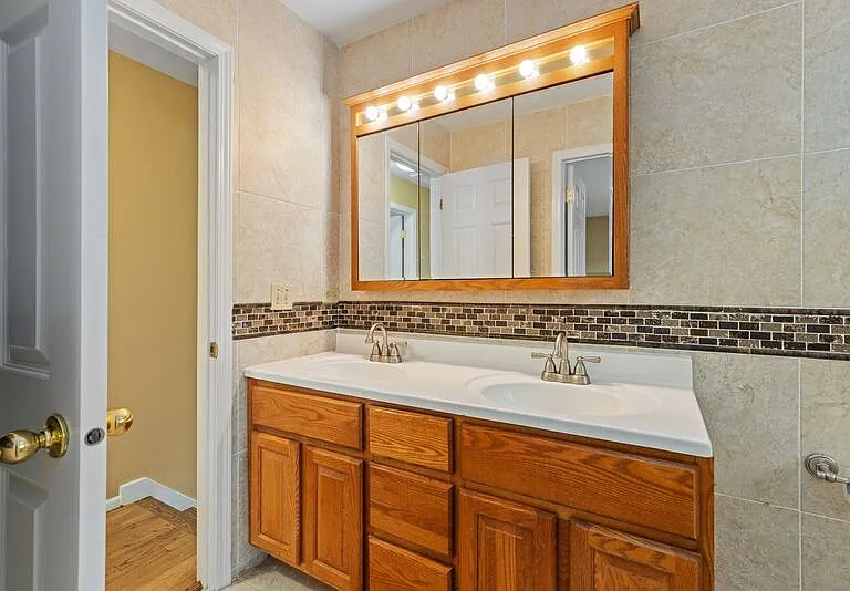 1003 S Finley Rd — Photo 14