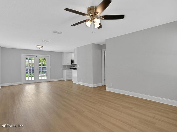 4th image of 2511 BURLINGAME Drive W