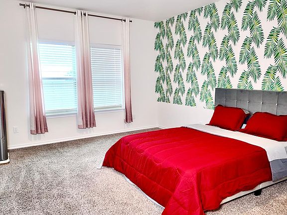 Private Bedroom with Ensuite Bathroom & huge closet with private refrigerator