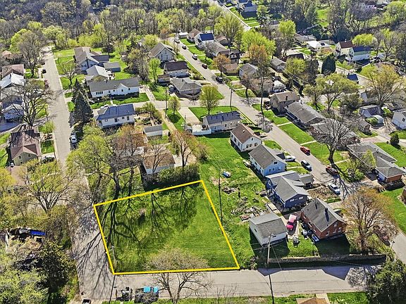 3rd image of Montcrest St