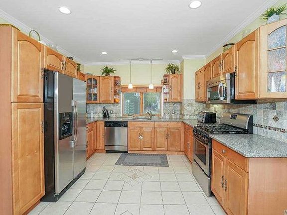4th image of 80 Edgewater Dr