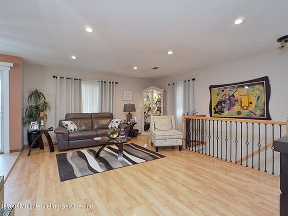 4th image of 615 Correll Ave