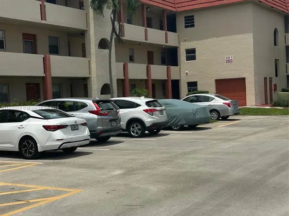 2800 W Sunrise Lakes Dr #104, Fort Lauderdale, FL 33322