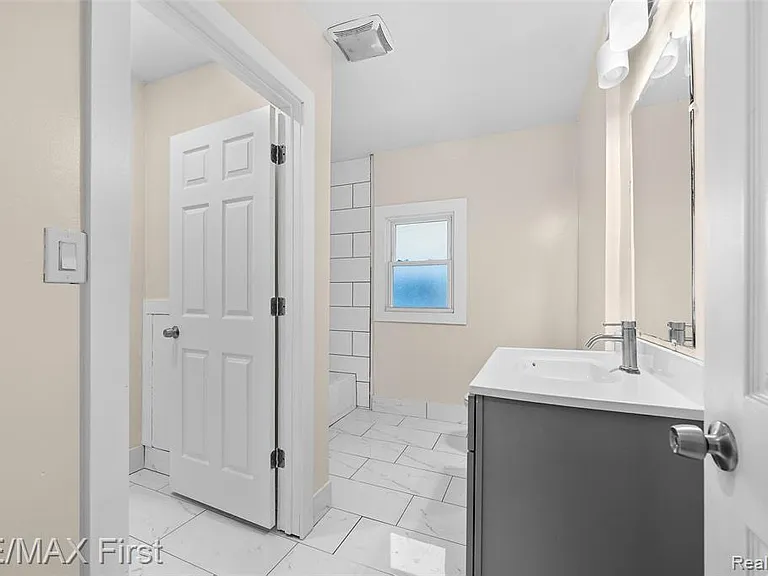556 Leicester Ct — Photo 14