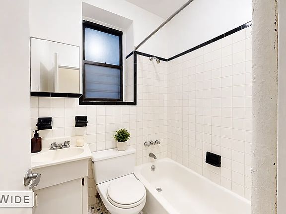 4th image of 211 W 80th St APT 1B