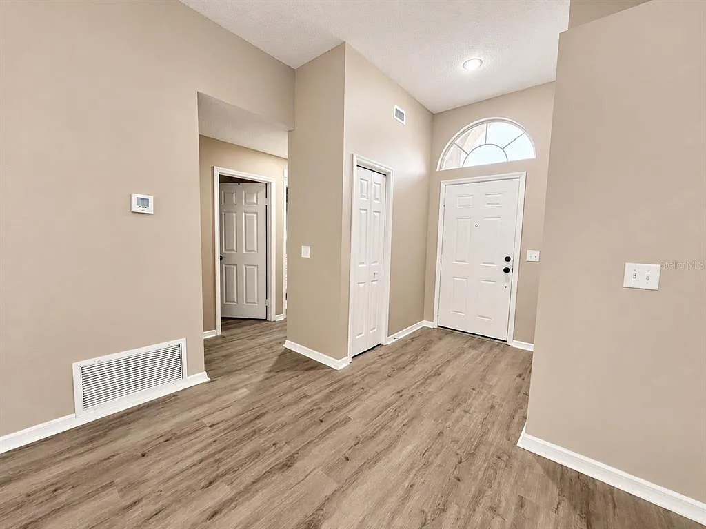 4 bed, 2.0 bath, 1913 sqft, $2,790 — Photo 4