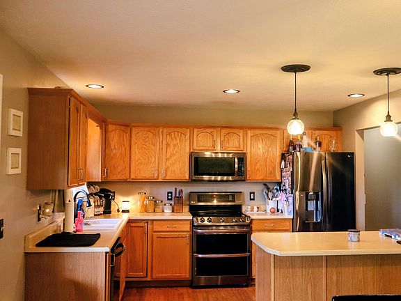 3rd image of 584 Ashley Ct