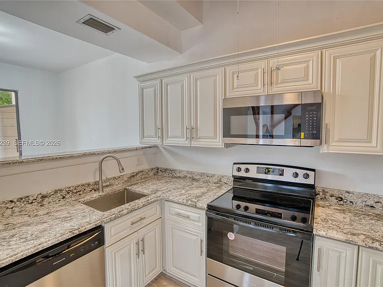8015 SW 21st Ct #8015 — Photo 7