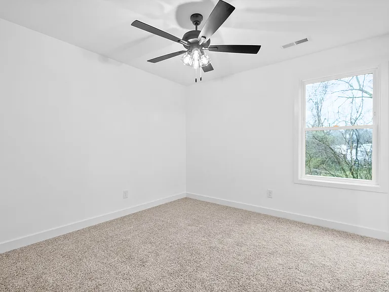 914 Power St — Photo 14