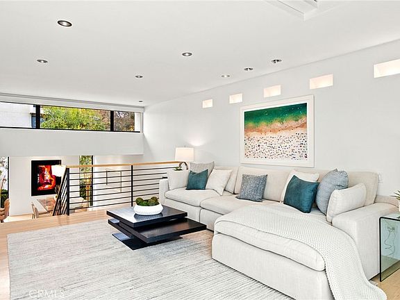 3rd image of 28 Sea Colony Dr