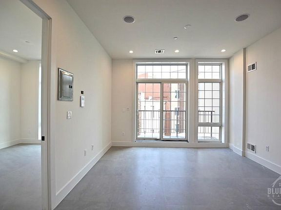 4th image of 1161 Myrtle Ave #3R