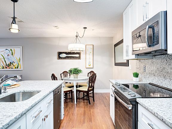 A chef's kitchen....casual and chic dining at its best!