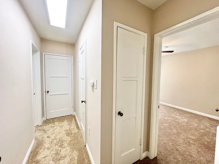 Sun-Filled 1 Bedroom in Park Estates | Garage Parking Available & On-Site Laundry — Photo 8