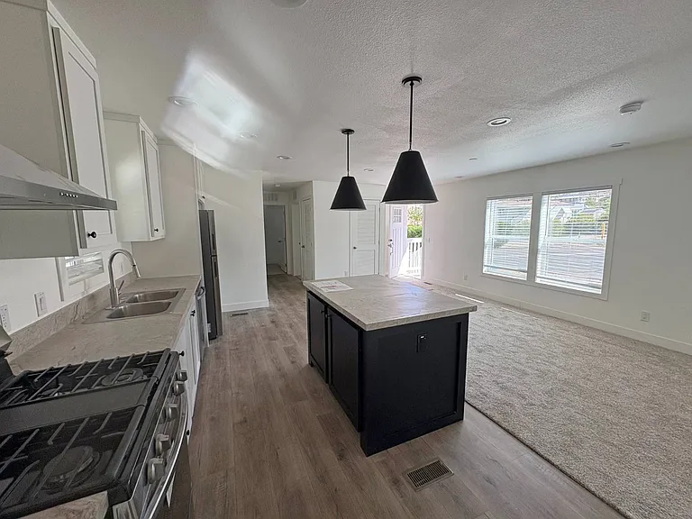 1700 State St #10 — Photo 5