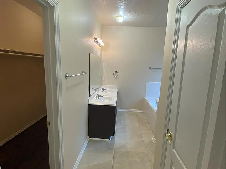 9210 Hidden Lake Cir E — Photo 30