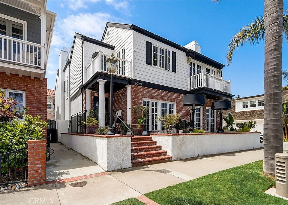 2025 E Balboa Blvd