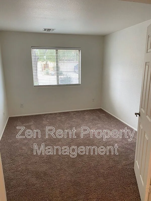4 bed, 2.5 bath, 2186 sqft, $2,095 — Photo 3