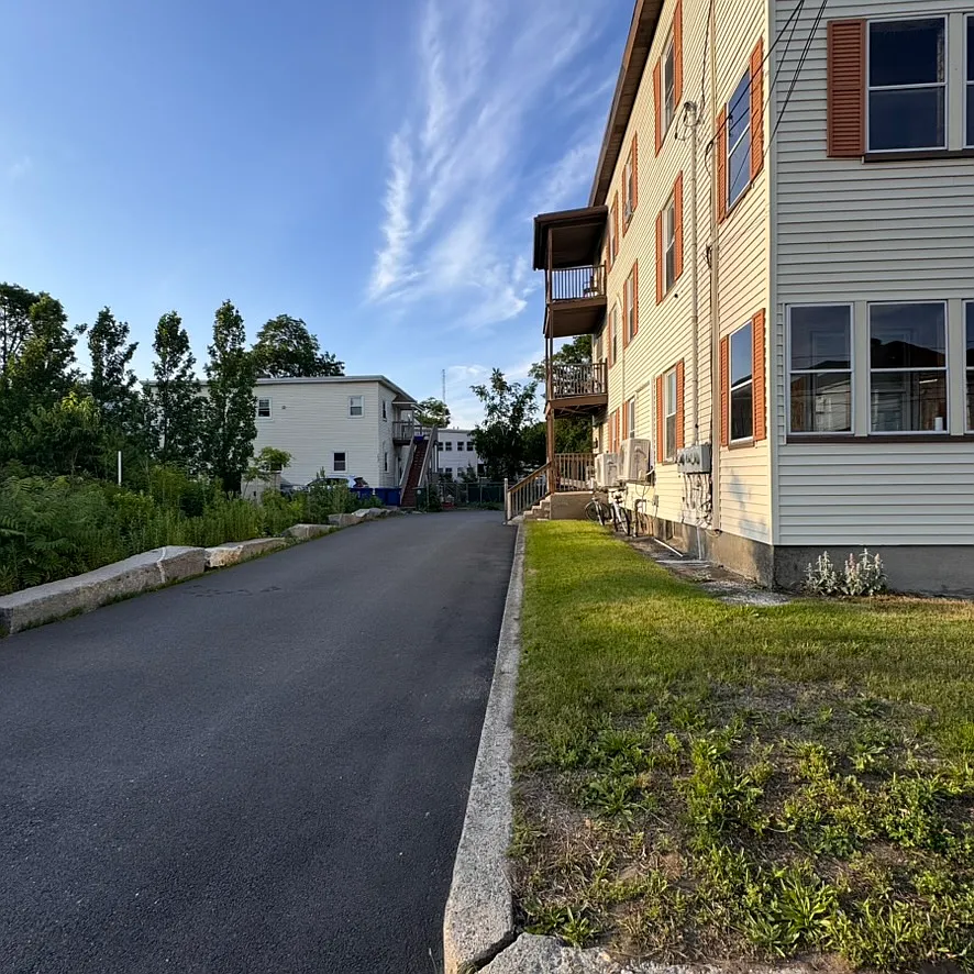 3 bed, 1000 sqft, $2,050 — Photo 2