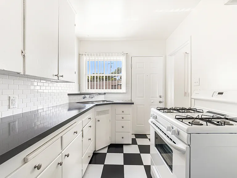 359 W Providencia Ave — Photo 11