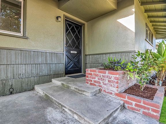 4th image of 1016 E Kaweah Avenue