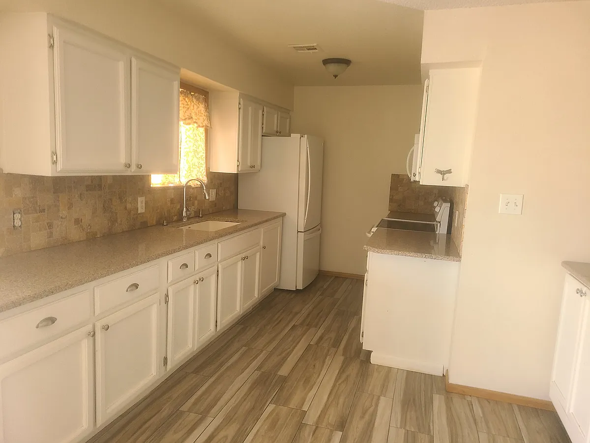 Building Photo - 3850 S Hinckley Dr