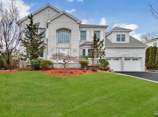 16 Hope St, Montvale, NJ 07645