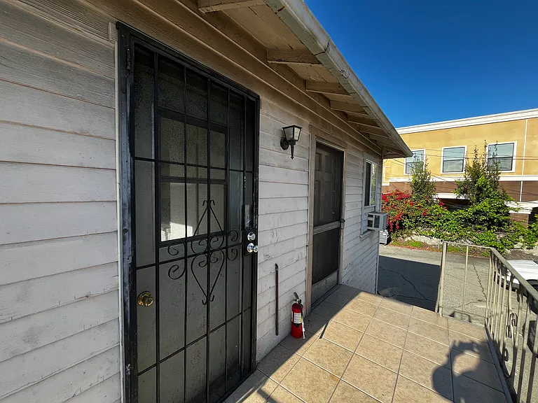 1332-1336 E Las Tunas Dr #1336A — Photo 11