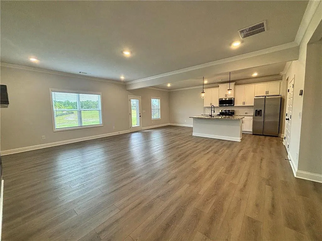 4 bed, 2.5 bath, 2250 sqft, $2,700 — Photo 4