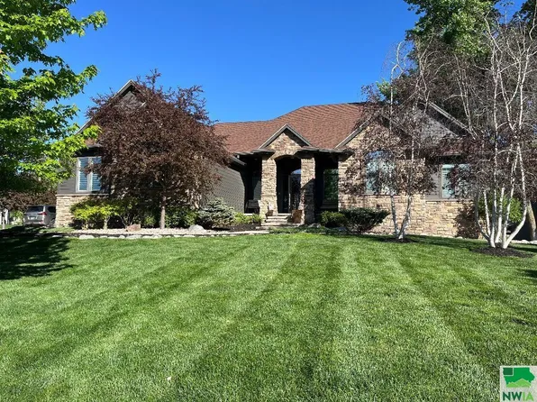 26 Spanish Bay, Dakota Dunes, SD 57049