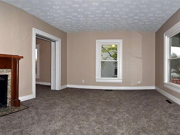 4th image of 224 N Clairmont Ave