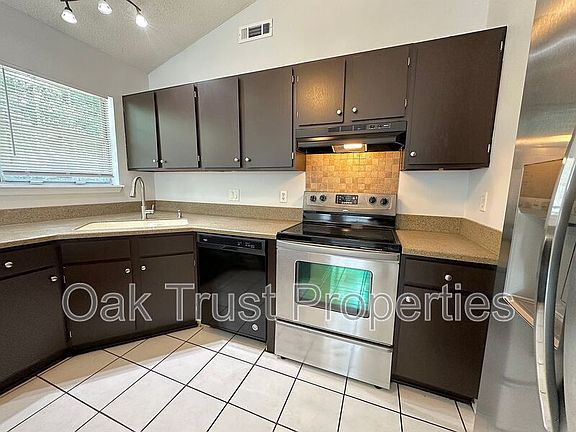 4th image of 104 Saint Benets Pl