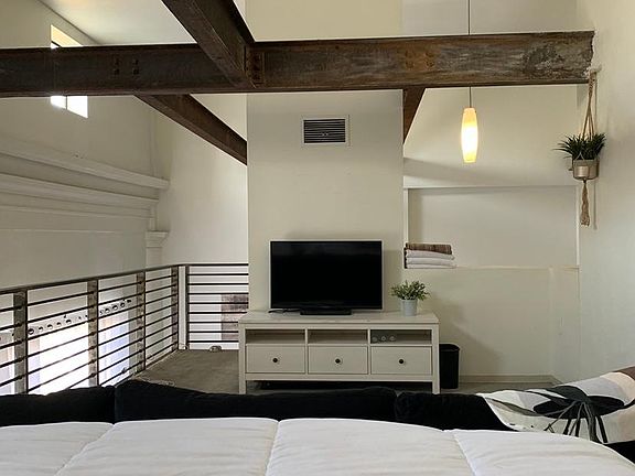 4th image of 611 S Main St Penthouse 213