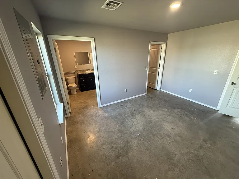 302 N Madison St #B — Photo 10