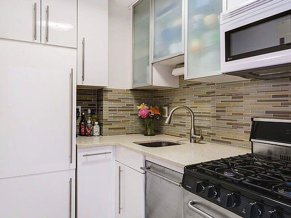 4th image of 14 Horatio St APT 15E